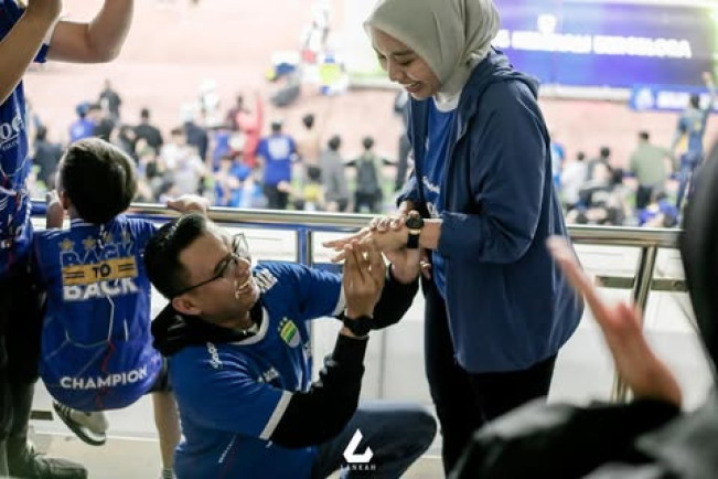 Maula Akbar melamar Putri Karlina. (Instagram)